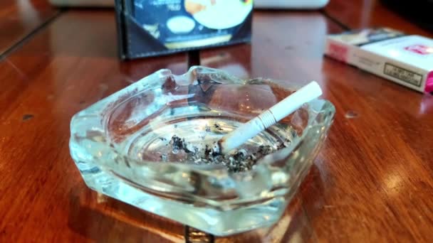 Fumer Cigarette Dans Cendrier Sur Table Close Film Atmosphère Cinématographique — Video