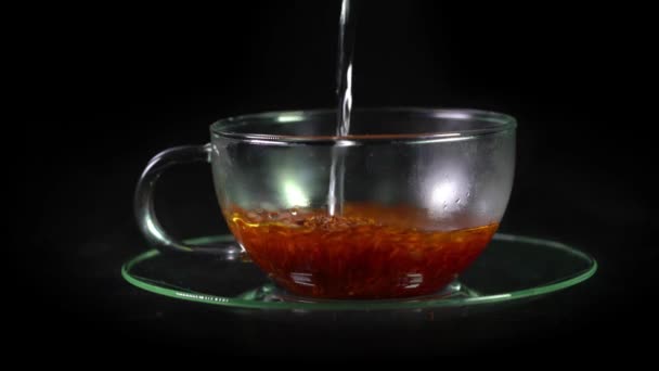 ティーカップに注ぐハーブティーを飲む贅沢な背景をリラックスショットドリンク — ストック動画