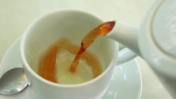Beber Chá Ervas Derramando Xícara Chá Relaxante Fundo Luxo Foco — Vídeo de Stock