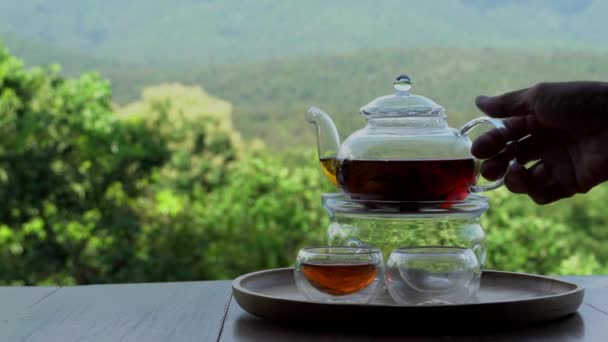 Gießen Tee Auf Transparente Teetasse Aus Teekanne Morgens Entspannen Trinken — Stockvideo