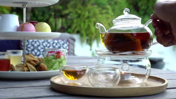 Čaj čas Čaj se nalévá z konvice do skleněného poháru snídaně relaxační ranní pozadí