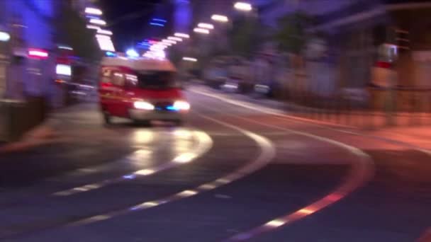 Coche Ambulancia Respondiendo Accidente Encendiendo Sirena Luz Roja Azul Calle — Vídeo de stock