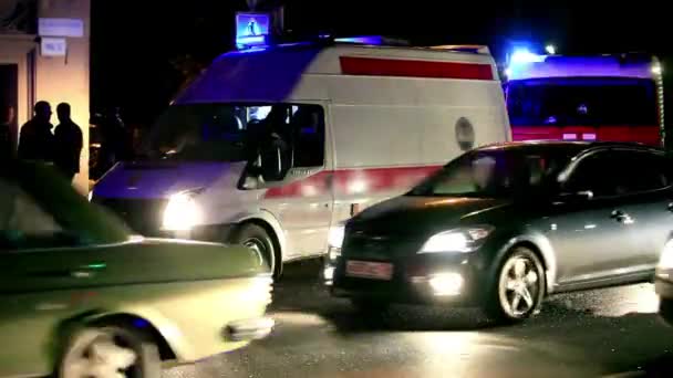 救护车沿着城市医院的汽车疾驰而下 前往事故现场接病人 — 图库视频影像