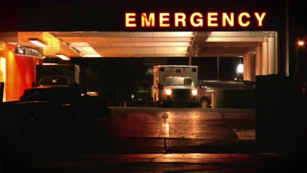 救护车响应紧急警报 红灯和蓝色闪光灯 在市区开车 — 图库视频影像