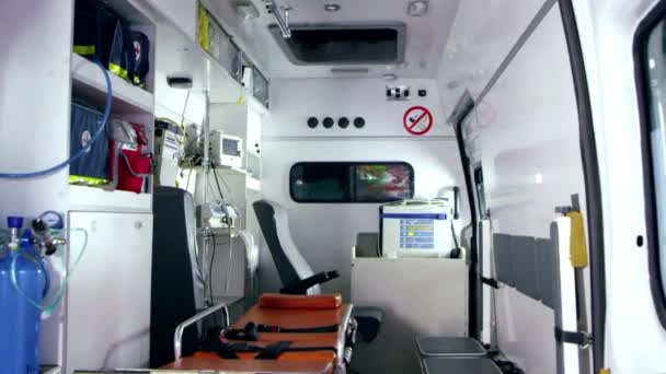 全副武装的救护车驾驶呼叫医疗改革医疗急救人寿保险概念 — 图库视频影像