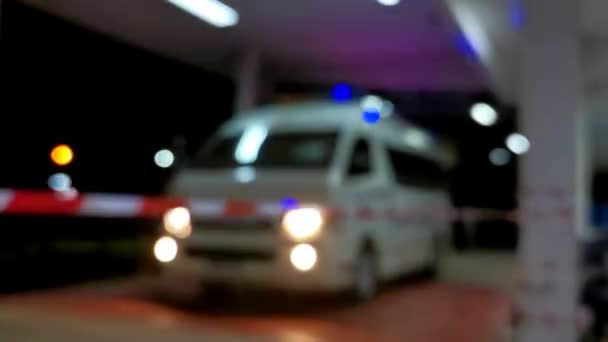 사이렌 반응하는 구급차가 과푸른 발하고 시내에서의 — 비디오