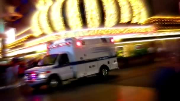 救护车辆响应事故医疗救护医院在街上的救援交通 — 图库视频影像