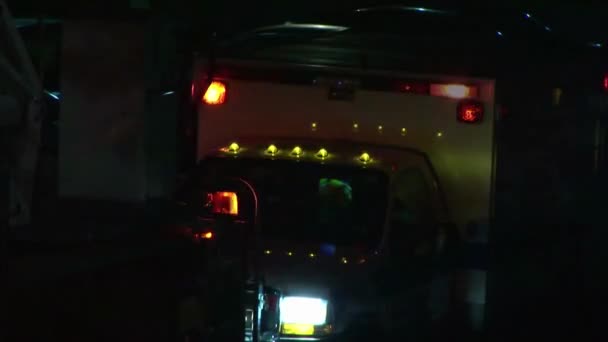 Automobile Dell Ambulanza Che Risponde All Incidente Che Accende Luce — Video Stock