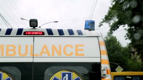 Ambulance Auto Verkeer Spoeddienst Medisch Vervoer Ziekenhuis Redding Filmische Achtergrond — Stockvideo