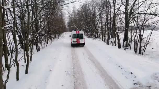 Caminhão Ambulância Trabalho Luzes Piscando Emergência Movimento Quando Inverno Rua — Vídeo de Stock