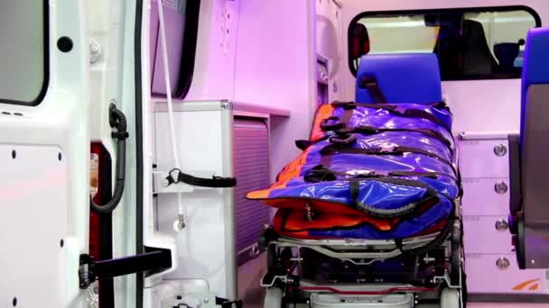 Wewnątrz Kabiny Pogotowia Samochodowego Pełny Sprzęt Medyczny Pogotowie Medyczne Asystent — Wideo stockowe