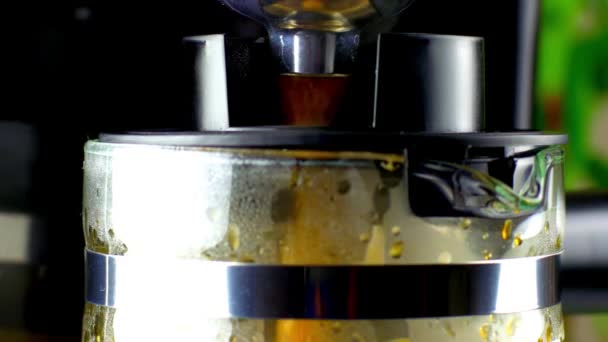 Zbliżenie Kubek Automatyczny Ekspres Kawy Kofeina Praca Filtracja Wideo Tła — Wideo stockowe
