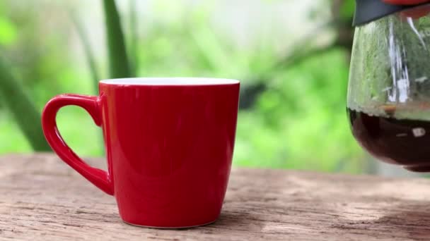 用4K视频镜头将咖啡壶与咖啡机的手部新鲜的早晨活动紧密结合在一起 — 图库视频影像