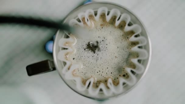 Cerrar Taza Café Espresso Verter Agua Aromática Cerveza Aromática Fondos — Vídeo de stock