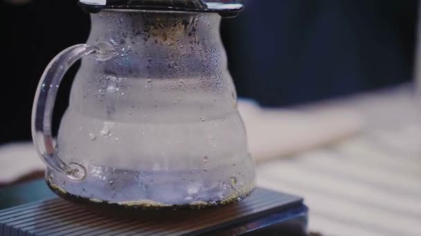 Ranní Vaření Kávovar Nalévání Vody Zblízka Kofein Nápoj Utensil Záběru — Stock video