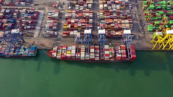 Vue Aérienne Chargement Porte Conteneurs Transportant Des Conteneurs Terminal Portuaire — Video