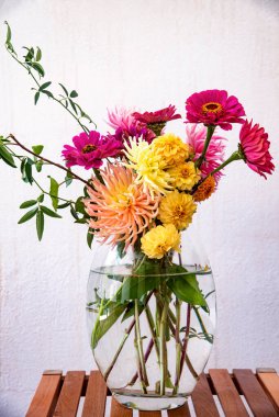 Temiz arka planda taze çiçek buketi