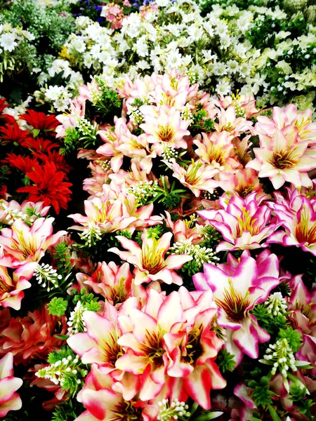 スーパーでは人工の花が — ストック写真