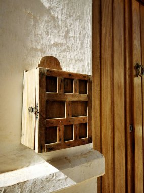 Tahta posta kutusu olan eski cephe