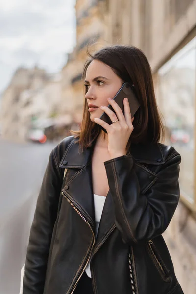 Portrét Mladé Ženy Stylové Bundě Mluvící Smartphone Ulici Paříži — Stock fotografie