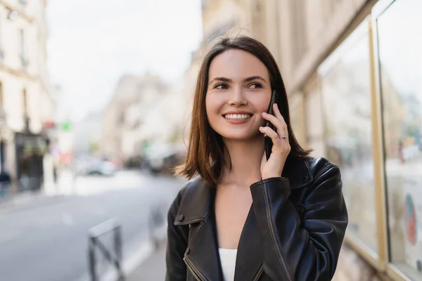 Usmívající Mladá Žena Stylové Bundě Mluví Smartphone Ulici Paříži — Stock fotografie