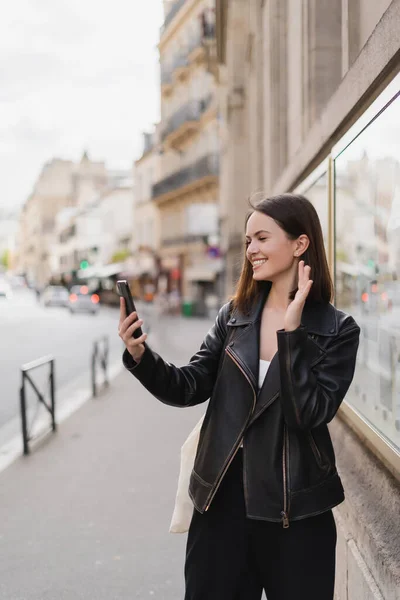 Šťastná Mladá Žena Stylové Bundě Mává Rukou Zatímco Video Chat — Stock fotografie