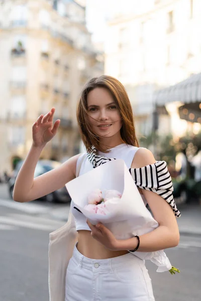 Стильна Жінка Тримає Букет Квітів Загорнутий Папір Жестикулюючи Вулиці Парижі — стокове фото