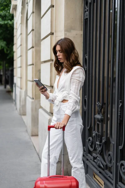 Trendy Žena Kufrem Pomocí Mobilního Telefonu Městské Ulici Paříži — Stock fotografie