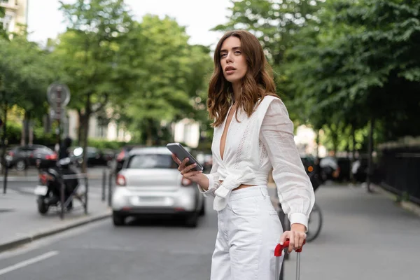 Stijlvolle Vrouw Met Mobiele Telefoon Koffer Straat Parijs — Stockfoto