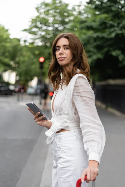 Stylová Brunetka Žena Držící Smartphone Kufr Ulici Paříži — Stock fotografie