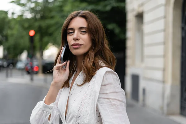 Mujer Joven Elegante Hablando Por Teléfono Celular Calle Urbana París — Foto de Stock