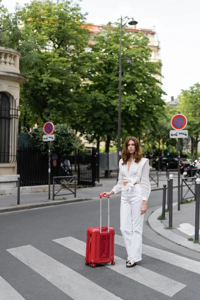 파리의 거리를 보도에서 머리의 관광객들 — 스톡 사진