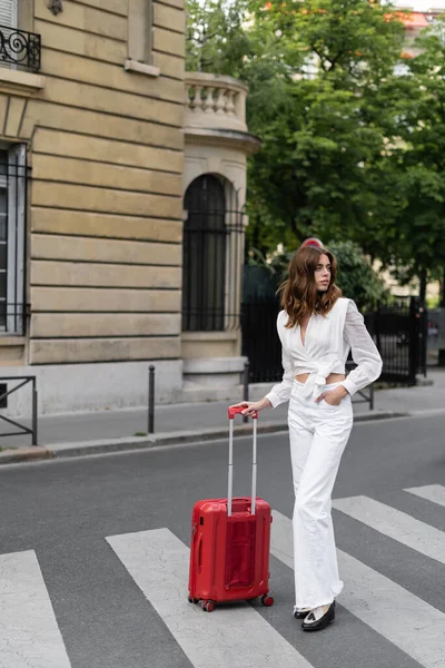 Trendy Vrouw Buurt Van Koffer Zebrapad Parijs — Stockfoto