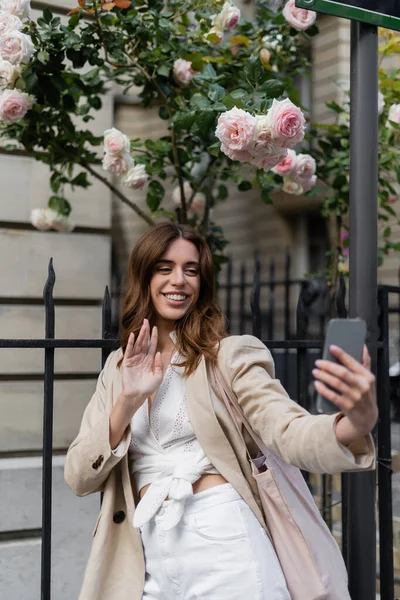 Usmívající Žena Videohovorem Smartphone Městské Ulici Paříži — Stock fotografie