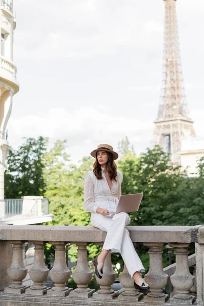 Stijlvolle Freelancer Met Laptop Straat Met Eiffeltoren Achtergrond Frankrijk — Stockfoto