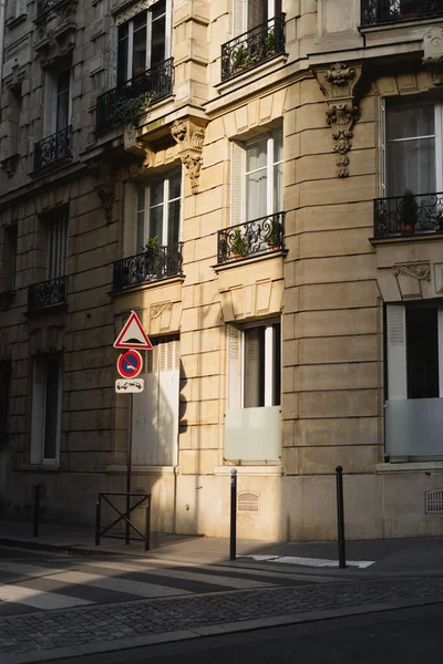 Pas de panneau de stationnement près de l'ancien bâtiment français avec balcons — Photo de stock