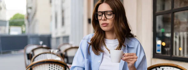 Mulher elegante segurando xícara de café no terraço do café em Paris, banner — Fotografia de Stock