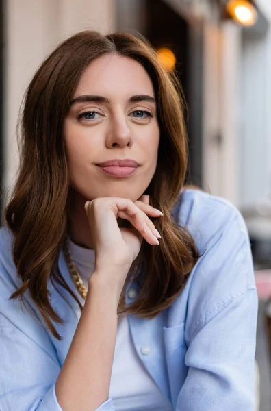 Pretty young woman looking at camera on urban street in Paris — Stock Photo