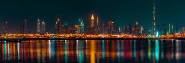 Dubai şehrinin gece manzarası 