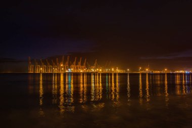  Gün batımında arka planda vinçler