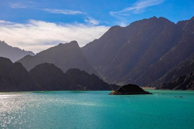 Dağlardaki gölün güzel manzarası