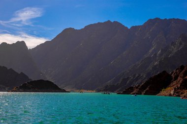 Dağlardaki gölün güzel manzarası