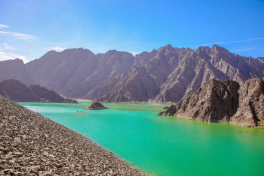 Dağlardaki gölün güzel manzarası