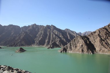 Dağlardaki gölün güzel manzarası