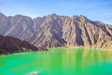 Dağlardaki gölün güzel manzarası