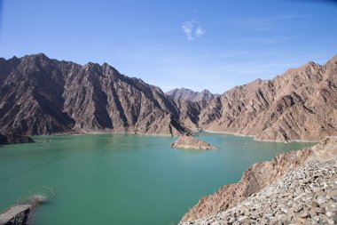 Dağlardaki gölün güzel manzarası