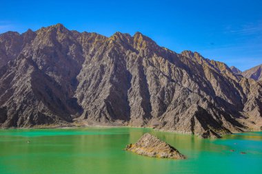 Dağlardaki gölün güzel manzarası