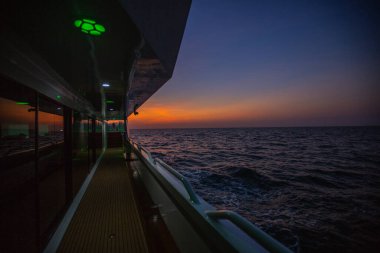 Deniz ve teknenin güzel manzarası