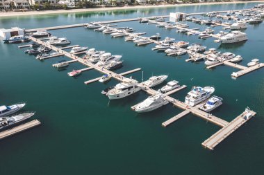 Dubai / Birleşik Arap Emirlikleri - 04-22-2020: Oceana 'daki Palmiye Jumeirah Dubai' de park halindeki yat ve teknelerin görüntüsü