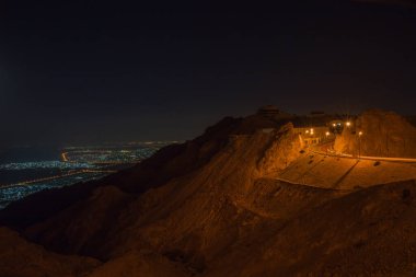 Geceleyin gökyüzü ile ay, dağların şehri, yıldızlar...,